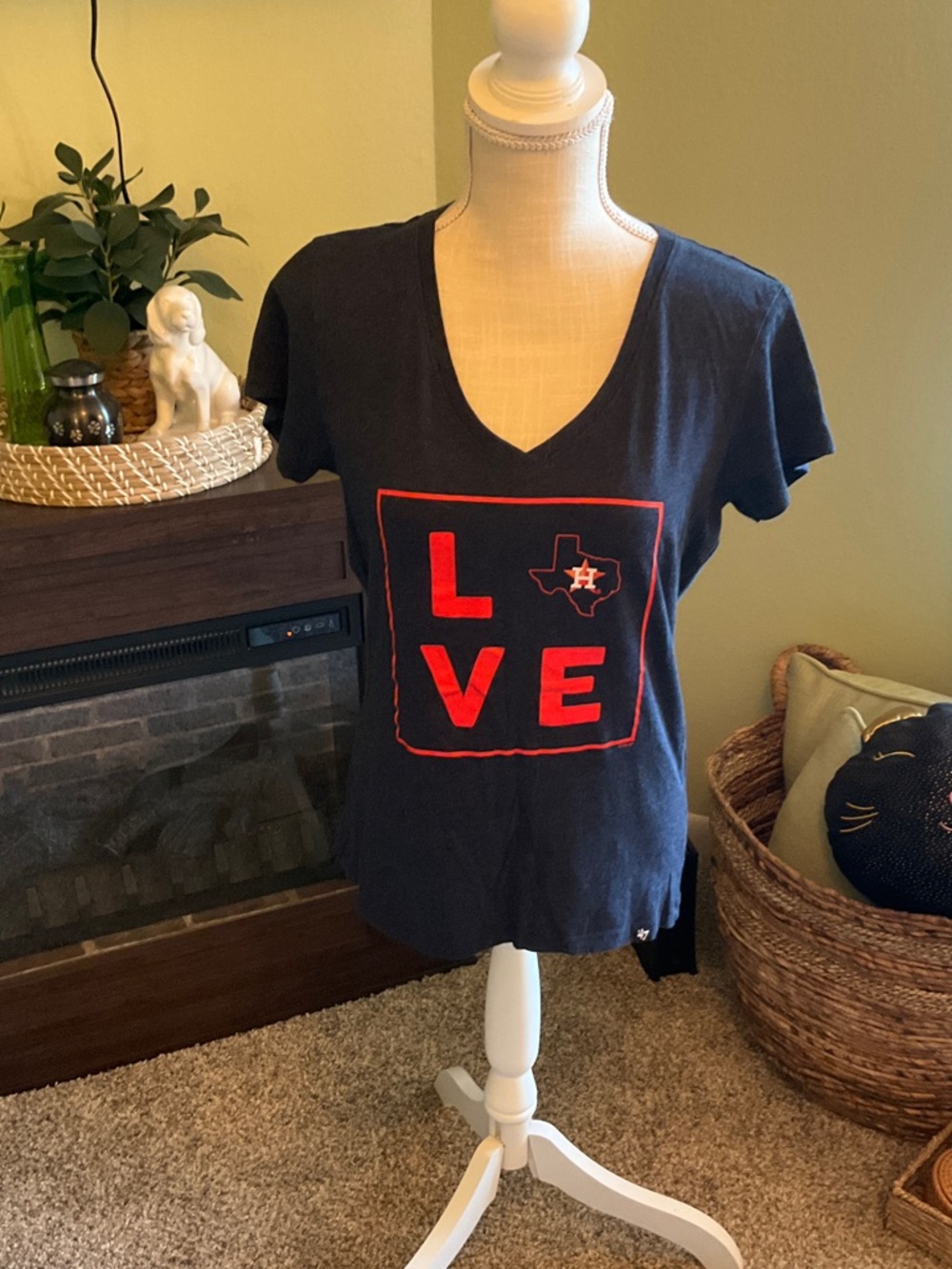 Women’s Size Medium Houston Astros 47 Brand Vee Neck Tee, Cute!